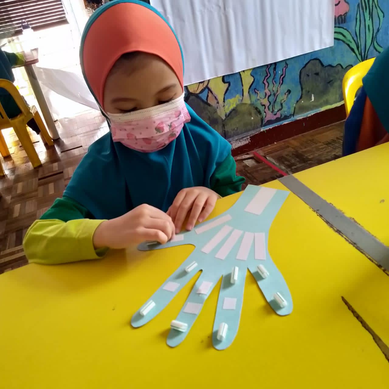 Aktiviti Hari ini Adalah ‘Homemade Robot Hand Art and Craft’